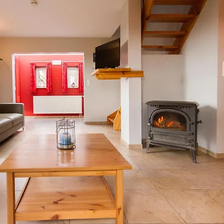 בית נופש Comfortable Bungalow With A Terrace Located In The Ourthedal