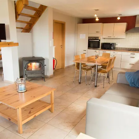 בית נופש Comfortable Bungalow With A Terrace Located In The Ourthedal