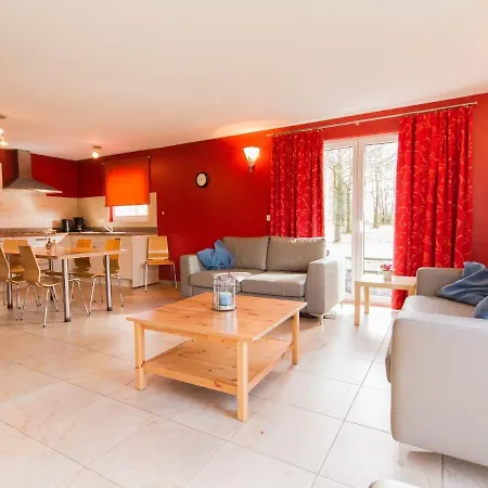 Comfortable Bungalow With A Terrace Located In The Ourthedal בית נופש *