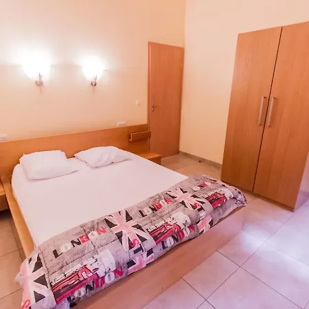 Comfortable Bungalow With A Terrace Located In The Ourthedal בית נופש הופליזה