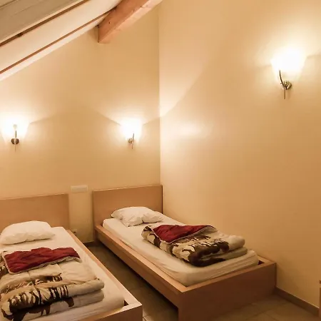 Comfortable Bungalow With A Terrace Located In The Ourthedal הופליזה