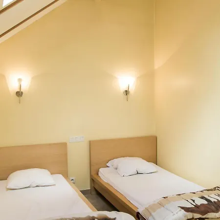 Comfortable Bungalow With A Terrace Located In The Ourthedal בית נופש הופליזה