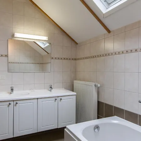 Comfortable Bungalow With A Terrace Located In The Ourthedal בית נופש