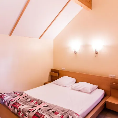 בית נופש Comfortable Bungalow With A Terrace Located In The Ourthedal הופליזה
