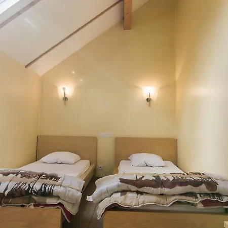 Comfortable Bungalow With A Terrace Located In The Ourthedal בית נופש